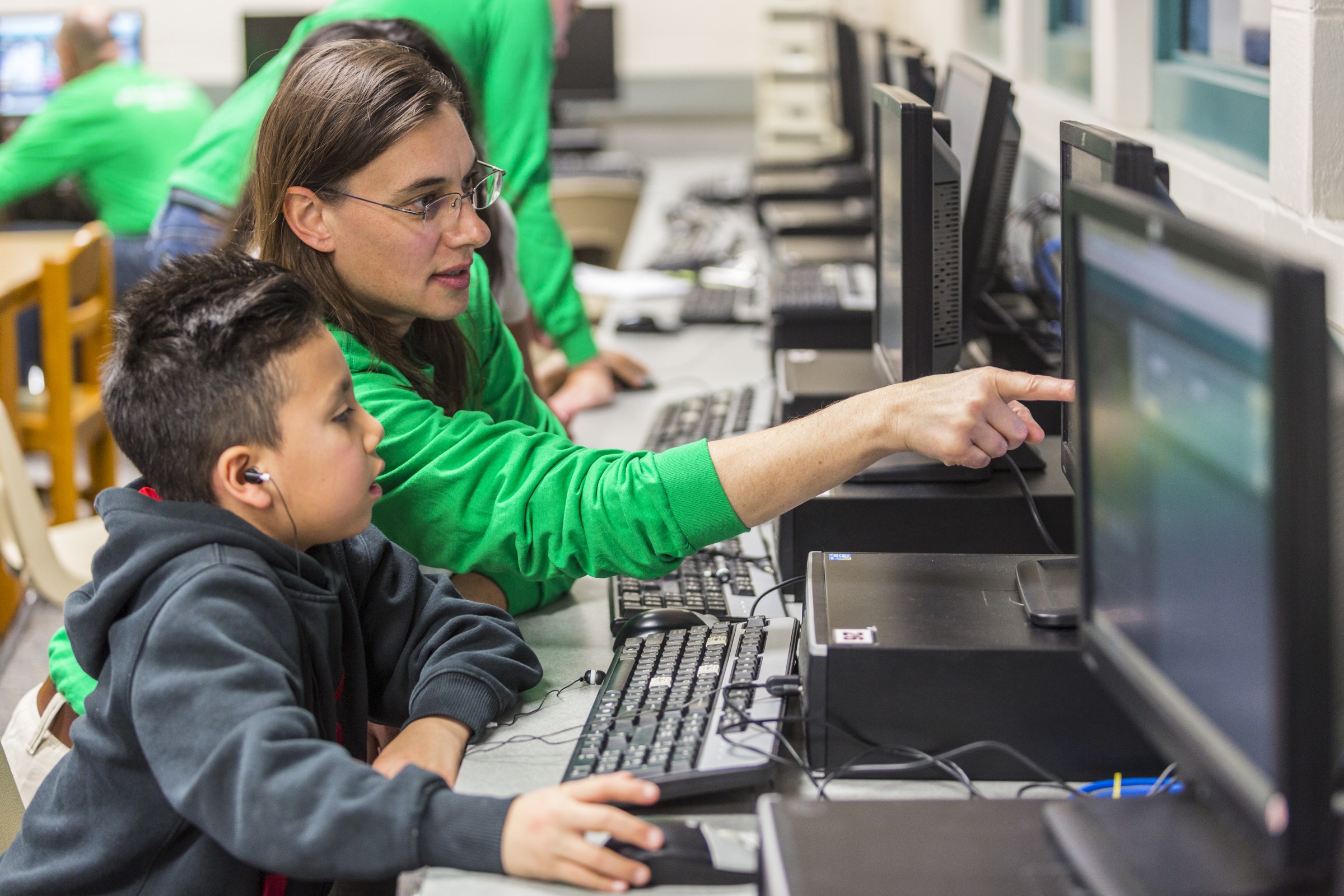 4-H stem educator helping a child.